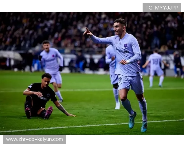 哈维尼亚训练中展现外脚背射门,技术细节受关注 哈维尼亚训练中展现外脚背射门,技术细节受关注